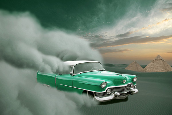 Cadillac verte, vu poétique dans le désert avec une pyramide en fond