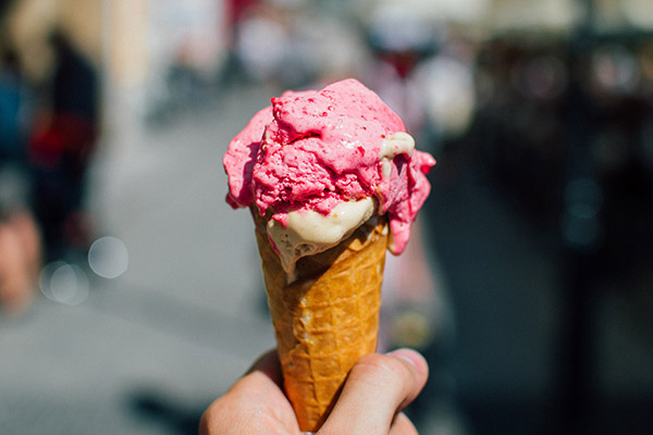 Cone de crème glacé tenu en main
