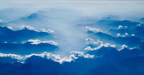 Nuages dans les montagnes