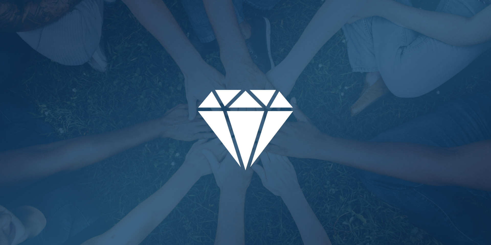 fond bleu avec un groupe solidaire et un picto d'un diamant solid taillé