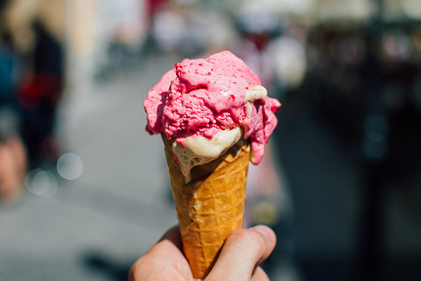 Cone de crème glacé tenu en main 