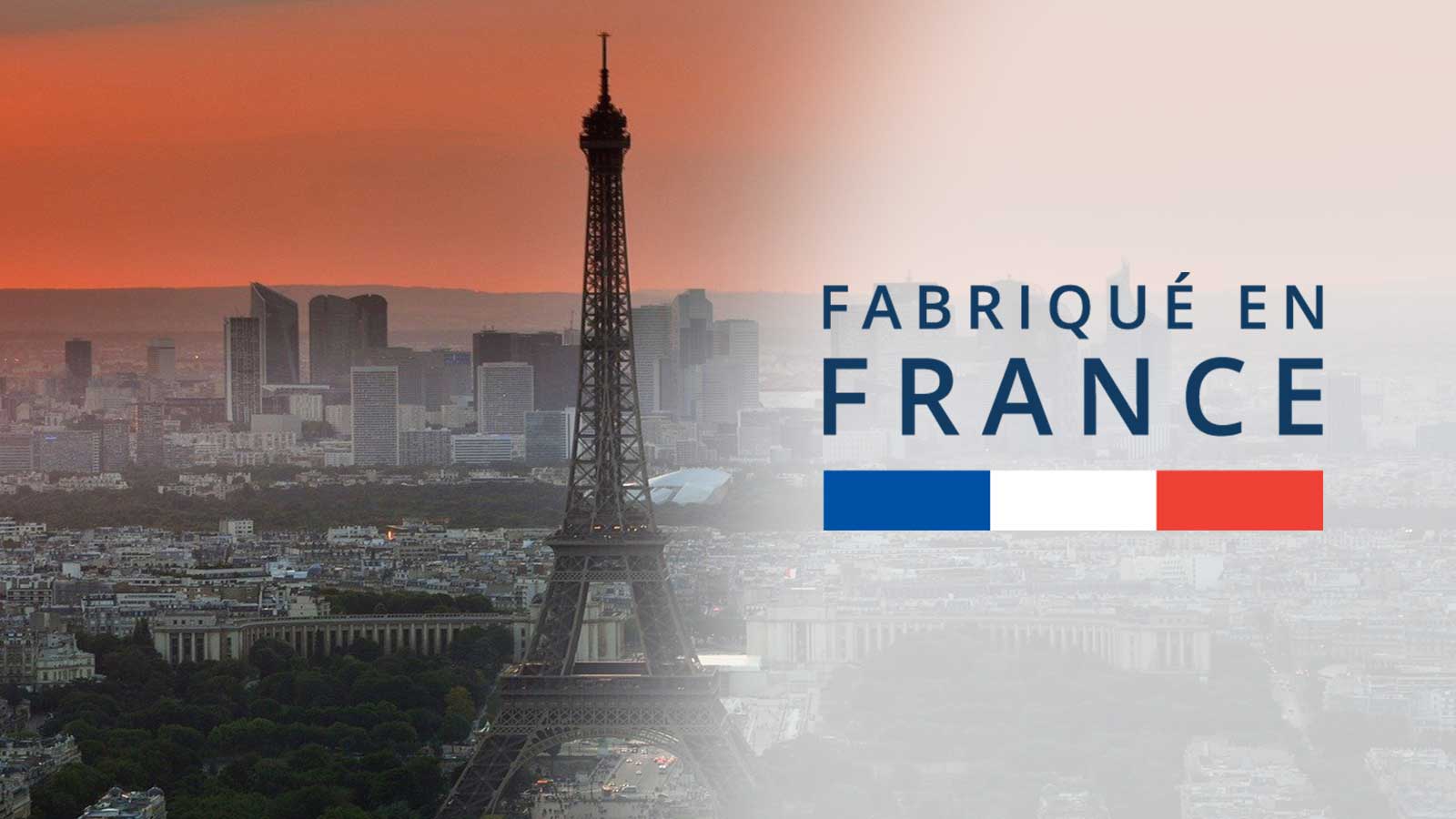 Logo fabriqué en france avec la tour Eiffel en fond sur paris avec un ciel orange 