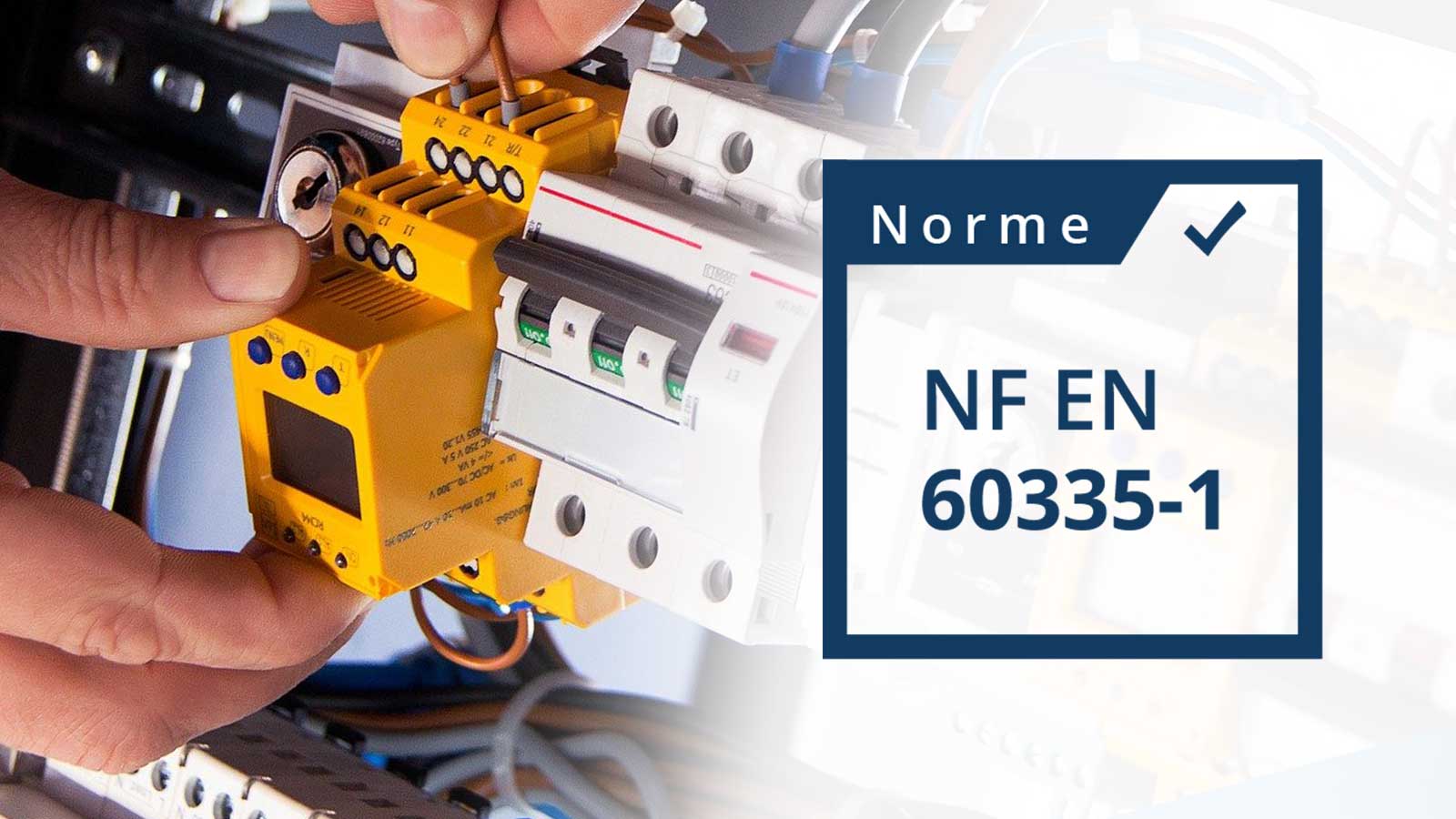 logo norme nf en 60335-1 avec un fond de matériel éléctrique