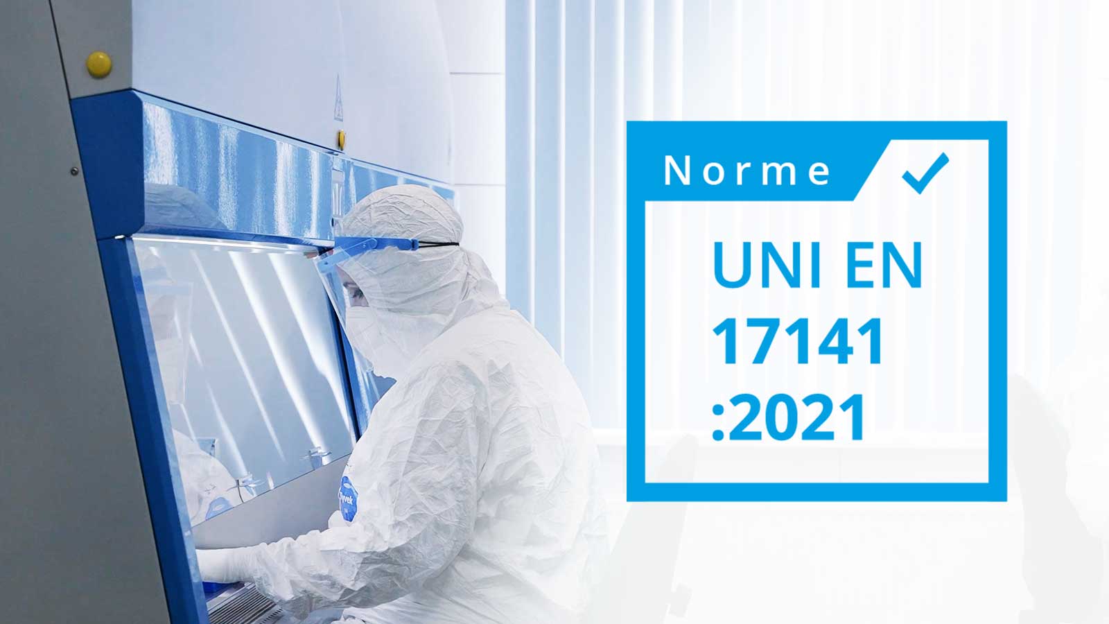 Logo norme UNI NF EN 17141 écrit dans un carrer blanc avec un contour bleu ciel. le fond de l'image est une photo d'une salle blanche avec un chercheur qui réalise des tests