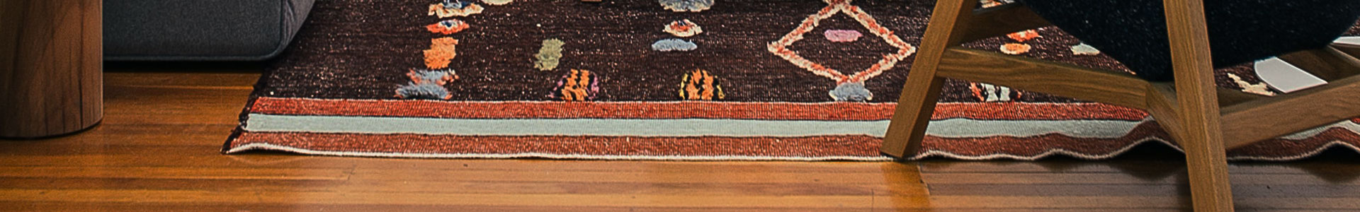 Sol en bois avec bas de mobilier de décoration et tapis à motifs gémométrique
