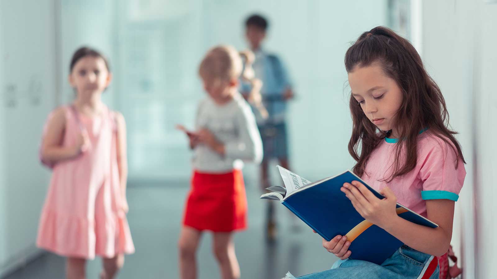 Jeunes dans les couloirs d'une école