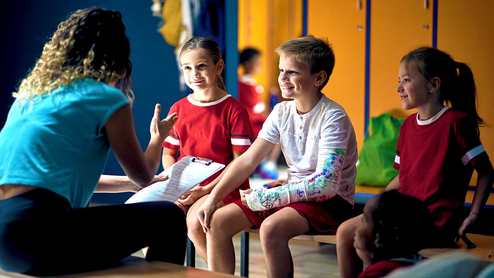 enfant des des vestiaires qui parle avec leur institutrice