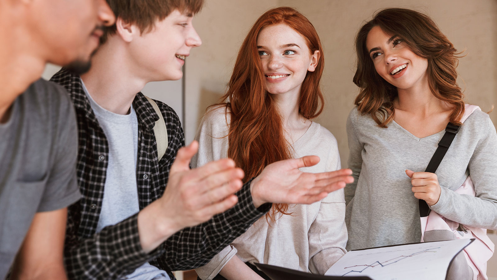 groupe étudiant heureux qui discutent