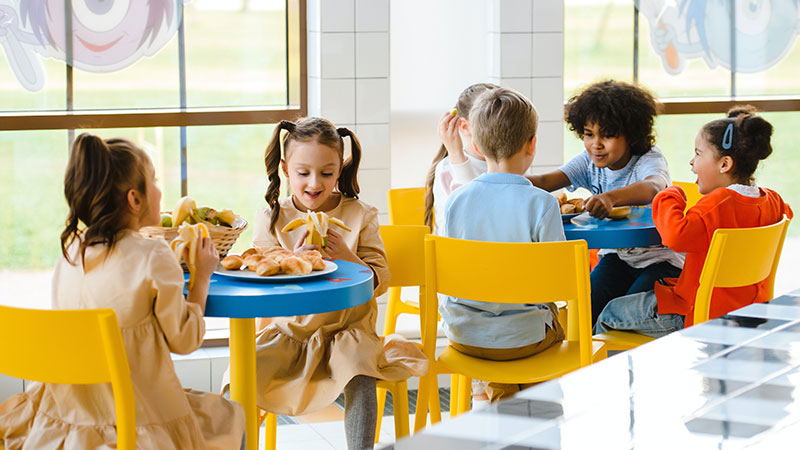 groupe de jeune enfant à la cantine