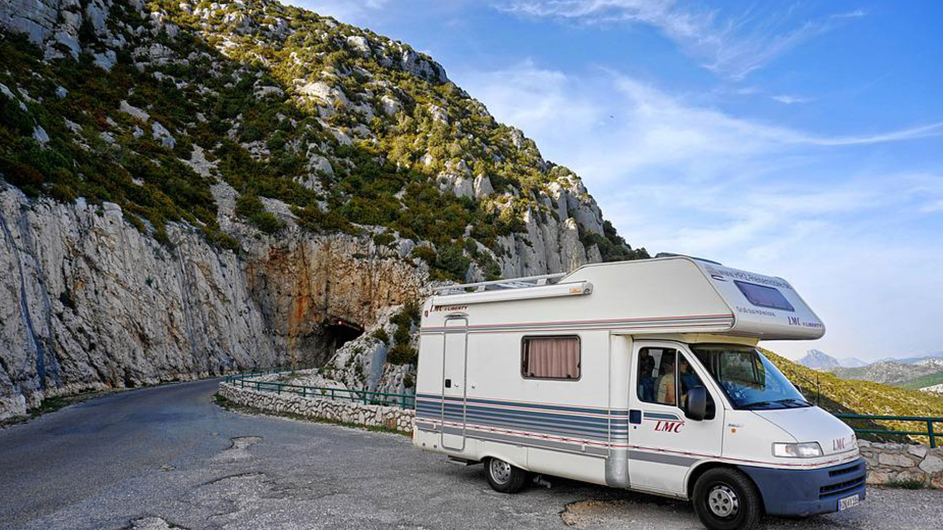 Cette photo représente un camping car dans la montagne.