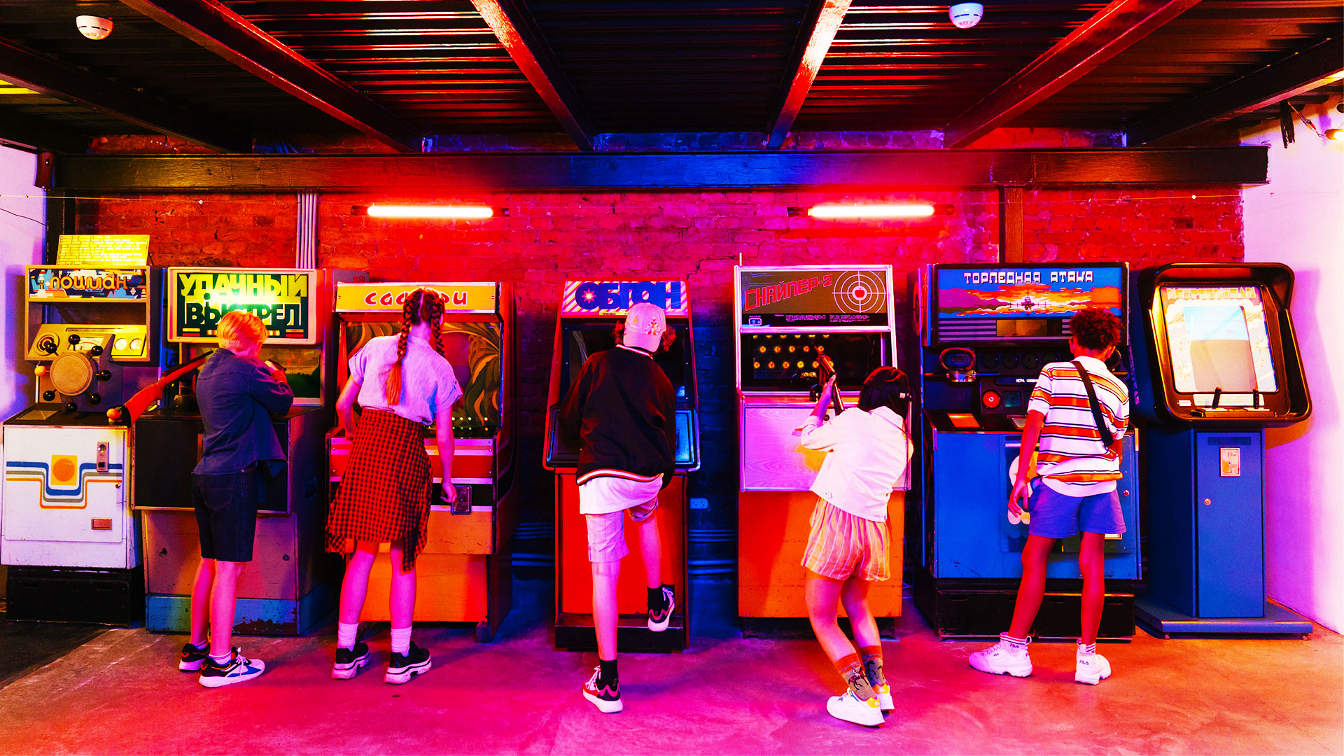 Une image montrant des jeux dans une salle avec des enfants. Une salle de jeux