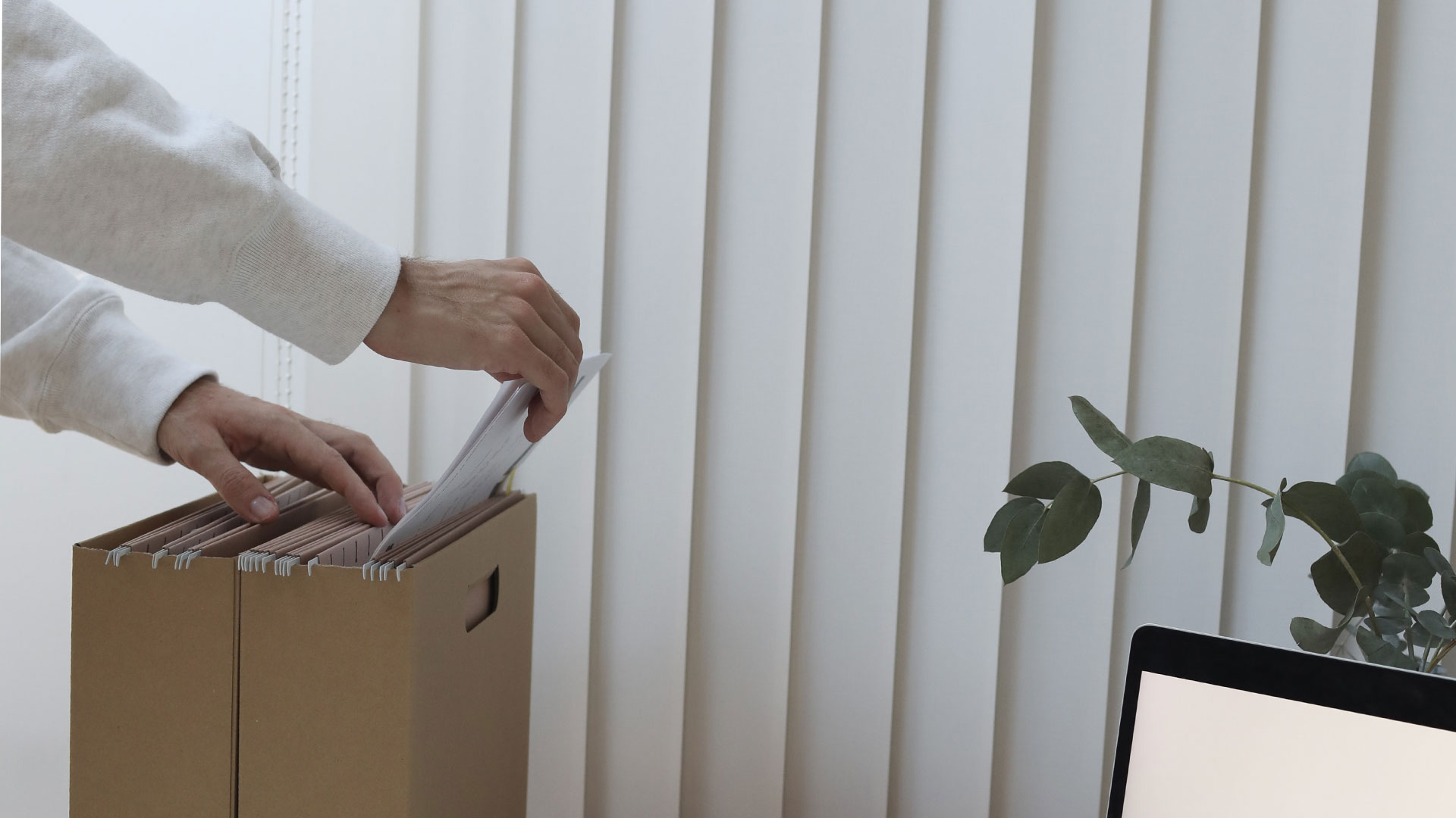 une personne qui range des feuilles dans un classeur.