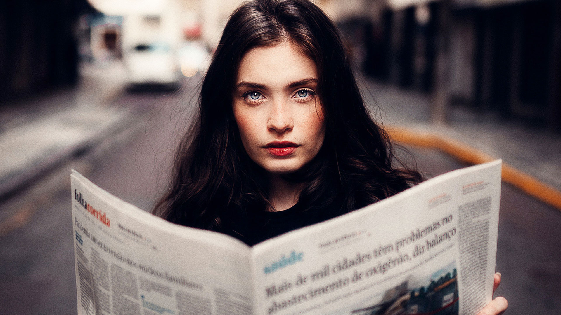 Une femme qui tient un journal dans ses mains