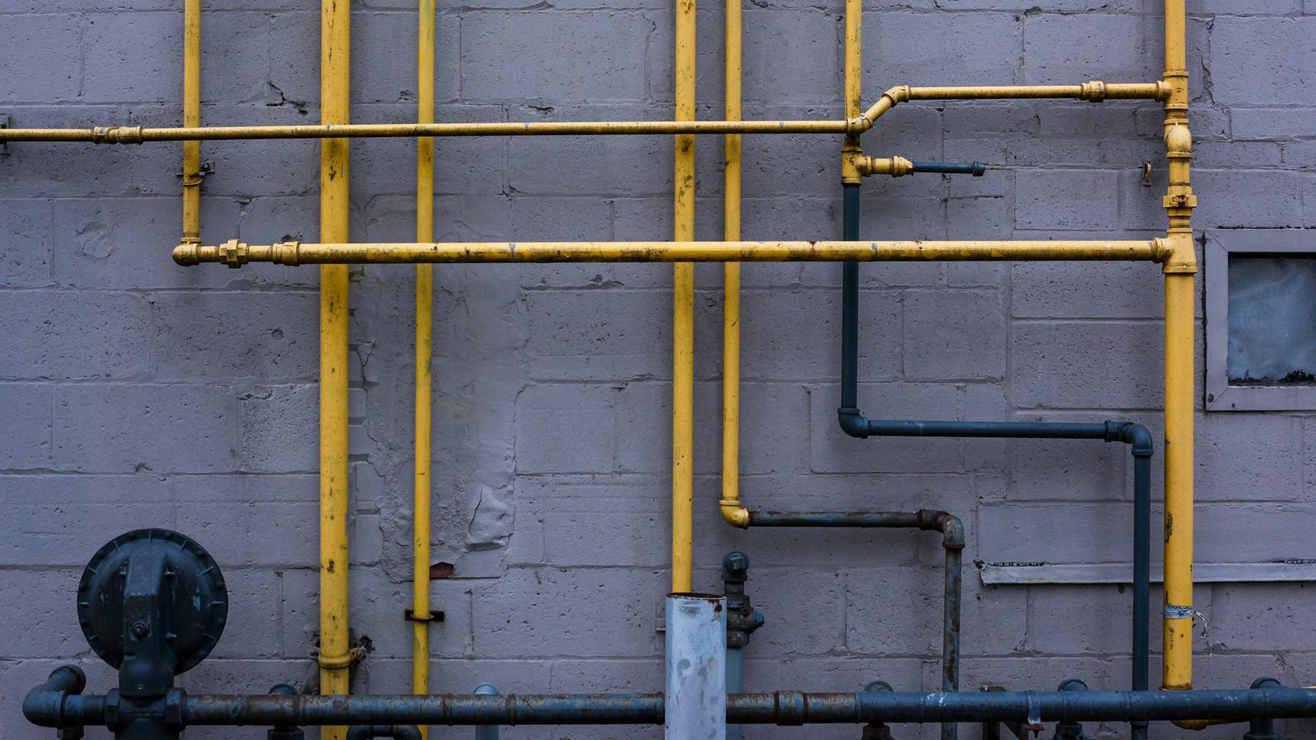 image montrant des tubes de canalisations de couleur jaune