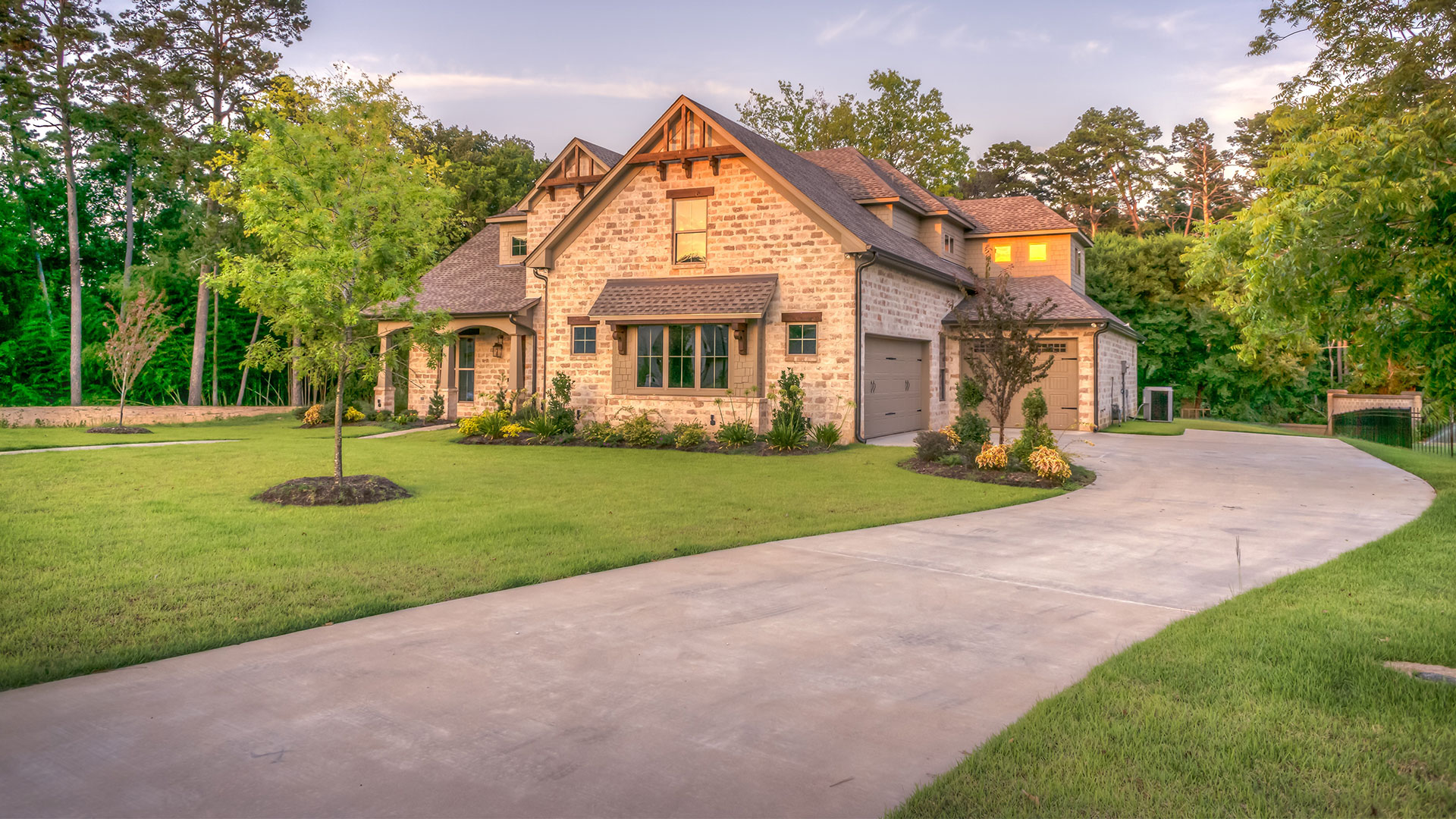 Une maison avec un jardin