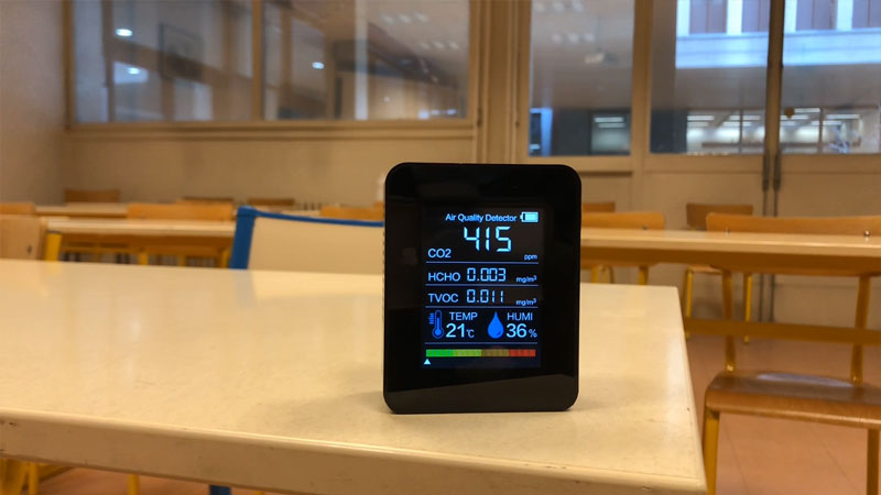 Capteur scanair CO2Mini dans une salle de classe sur un bureau