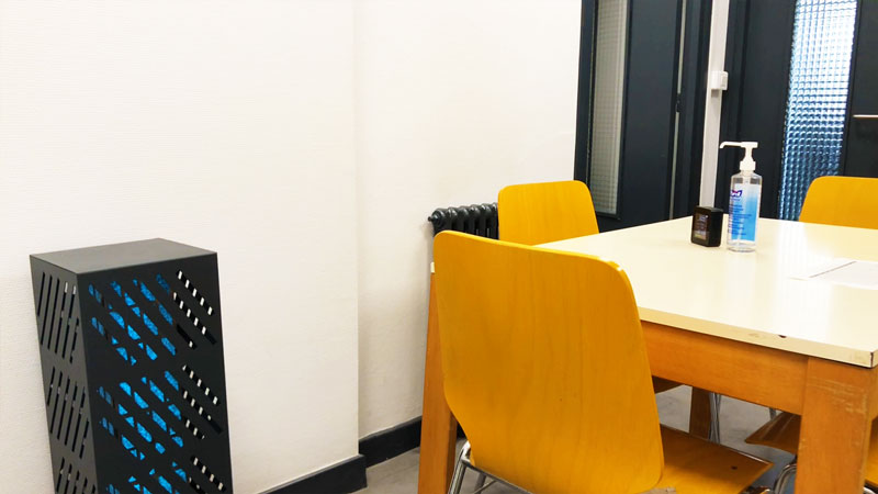 Bureau INSA - purificateur d'air himalaya au sol et capteur CO2 mini sur une table