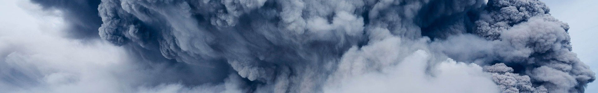fumée noir dans le ciel
