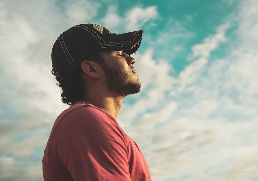 homme qui respire un air pollué