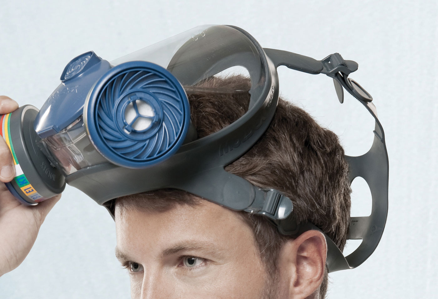 masque moldex 9000 retirer par le haut de la tête d'un homme