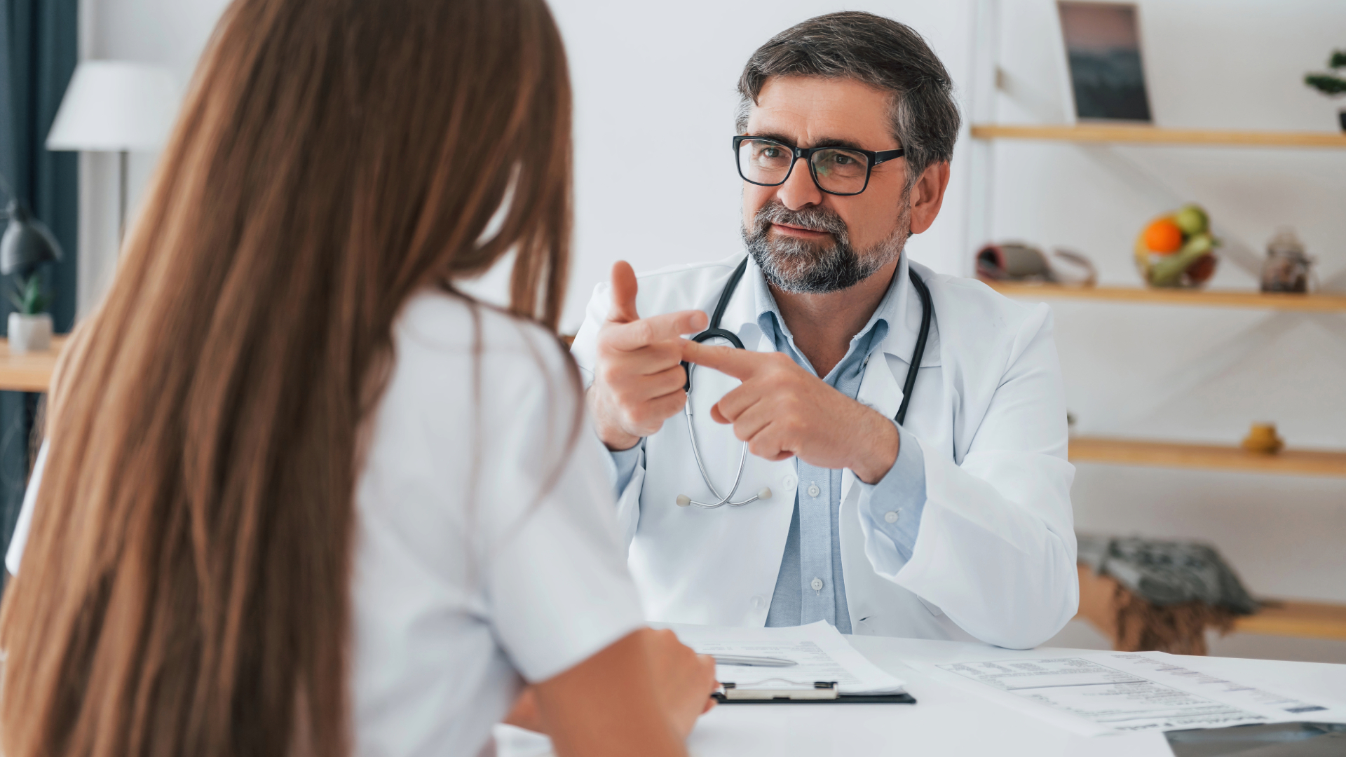 un medecin qui parle à sa patiente