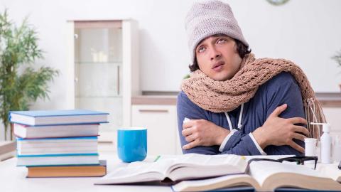 Etudiant malade dans une salle de classe