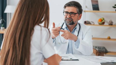 un medecin qui parle à sa patiente